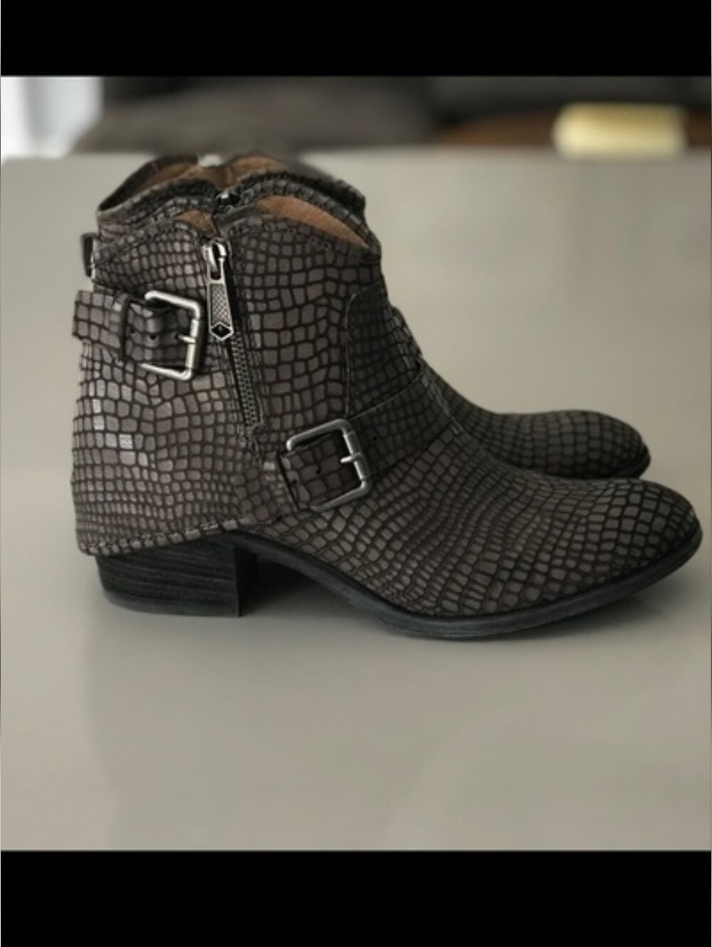 Donald Pliner DALIS Charcoal Python Leather Hooded Ankle Booties 8.5M - Picture 2 of 6